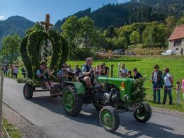 Den første af i hvert fald 10 pyntede voksen-traktorer