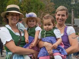 Et venindepar med deres døtre - alle i dirndl