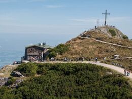 I forbindelse med liftstationen (til venstre) er der restaurant. Mange kommer dog mest for at vandre og klatre.