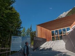 Flere bjerge samme dag - næste mål er Eisriesenwelt - dette er blot billetsalget…