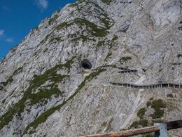 Så vandres der yderligere opad i ca. 20 minutter - indgangen til grotten er midt i billedet - vi kunne/måtte ikke tage billeder i grotten, men se f.eks. billeder fra den magiske isverden på www.eisriesenwelt.at