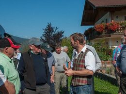 - Landmanden - med hvid skjorte og fin vest - fortæller om bedriften og de mange aktiviteter, som foregår