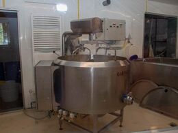 Et kig (gennem rude) til mejeriet