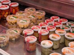 Udsnit af oste i køledisken i butikken