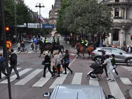 Cykelløb i byen, gjorde at der var en del omkørsel som vi brugte lidt tid på. Her støtte vi på det ridende politi.