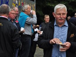 Kaffe og kage ved bussen. Deltagerne havde bagt kager nok til at dække alle kaffepauserne på hele turen, endda med flere slags hver gang!
