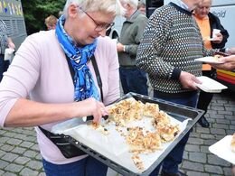 Lillian havde bagt en lækker kage, hun deler ud af.