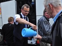 - mens buschaufføren, Bjarne, sørger for kaffen.