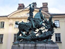 Kong Chr. II lod en masse adelige og gejstlige svenskere henrette her på torvet i Stockholm i 1520 - Det Stockholmske blodbad. Her er opført en hævnstatue, hvor uhyret, der symboliserer dansken, bliver spiddet. Uha!