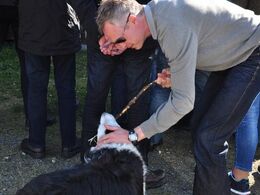 Christian, vores guide på turen, interesserede sig vist mere for hunden end for besætningens historie..