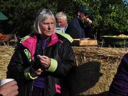 Vi var meget helidige med vejret, taget i betragtning at turen gik meget nordpå. Gurli nyder solen og kaffen.