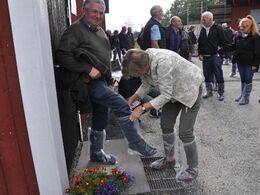 Der er en høj veterinær standard i Sverige, derfor iføres vi overtæk på de besætninger der besøgtes på hele turen.