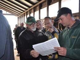 Der bliver studeret produktionsresultater på staldgangen.