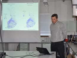 På besøg i forskningscenter Natural Resources Institute Finland, hvor lederen bød velkommen med historien og ideerne om stedet.