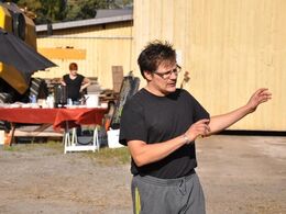 Her bliver vi budt velkommen til afprøvningsstation for Limousine tyre. Denne mand ejer stedet og udvælger også de tyre, som han mener, egner sig bedst til avl. De bliver solgt på auktion.