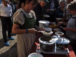 Men først skal vi smage nogle nationale retter..