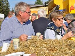 Jørn og Karen Marie i solen spiser det..