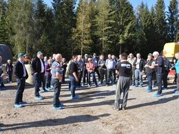 Hele flokken lytter interesseret på den finske avler, som i øvrigt har købt dyr og været på besøg i Danmark.