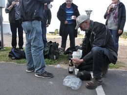 Tilbage ved hotellets parkeringsplads er der tid til kaffe igen – denne gang irsk kaffe ”on the road”.
