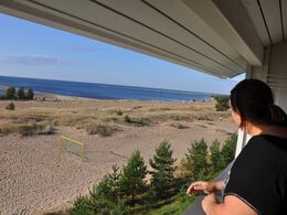 Hotellet ved ”Den finske riviera” – Lene nyder udsigten fra ”brudesuiten”. Der var havudsigt fra alle værelser. Fantastisk sted!