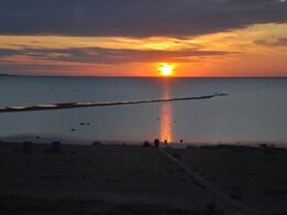 Det var ikke til at modstå at fotografere denne solnedgang udenfor vores vinduer. Meget flot!