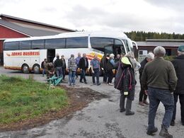 Bussen har bragt os til næste besætningsbesøg hos en økologisk besætning med 90 køer.