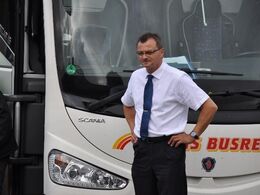 Bjarne, vores søde buschauffør, venter tålmodigt på os ved hvert eneste besætningsbesøg.