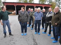 Der bliver fortalt og oversat. Besætningens historie og lidt om dyrene og hverdagen på gården.