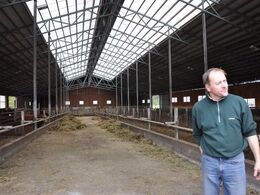 Ny stald. Der gives tilskud til staldbygning fra EU og staten i Finland. Der skal være mindst 80 moderdyr i besætningen for at få tilskuddet, hvilket forklarer at mange besætninger har ca. 90 moderdyr ☺.