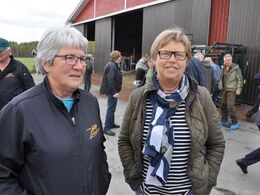 Karen Marie og Inge får sig en sludder inden afgang til vores hotel.