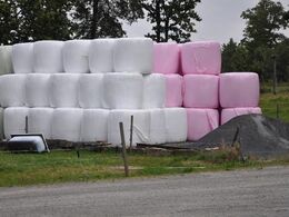 Flere steder sås lyserøde wrapballer. Forklaringen var, at når man valgte det lyserøde plast, blev der givet lidt til kampen mod brystcancer.