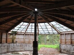 Nogle af staldbygningerne var konstrueret om kun én stolpe – og derfor vældig billig at bygge. De har flere af denne slags til kvierne.