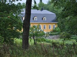 Paddais gods mellem træerne.