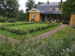 Et ”lille” havehus med fine blomster.