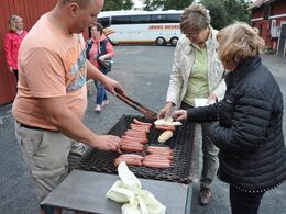Der blev budt på svensk korv (pølse) og svensk øl til deltagerne hos de gæstfrie værter.