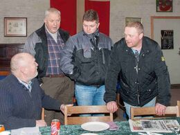 Vært Allan Kosegarten (tv) i samtale med tre generationer limousinefolk fra Hedensted-egnen