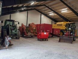 De nysgerrige kunne kigge ind i nyopført maskinhus / lade – i den ene ende landbrugsmaskiner