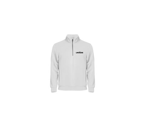 Hvid sweatshirt med half-zip, med sort logo på brystet og ingen hætte. 