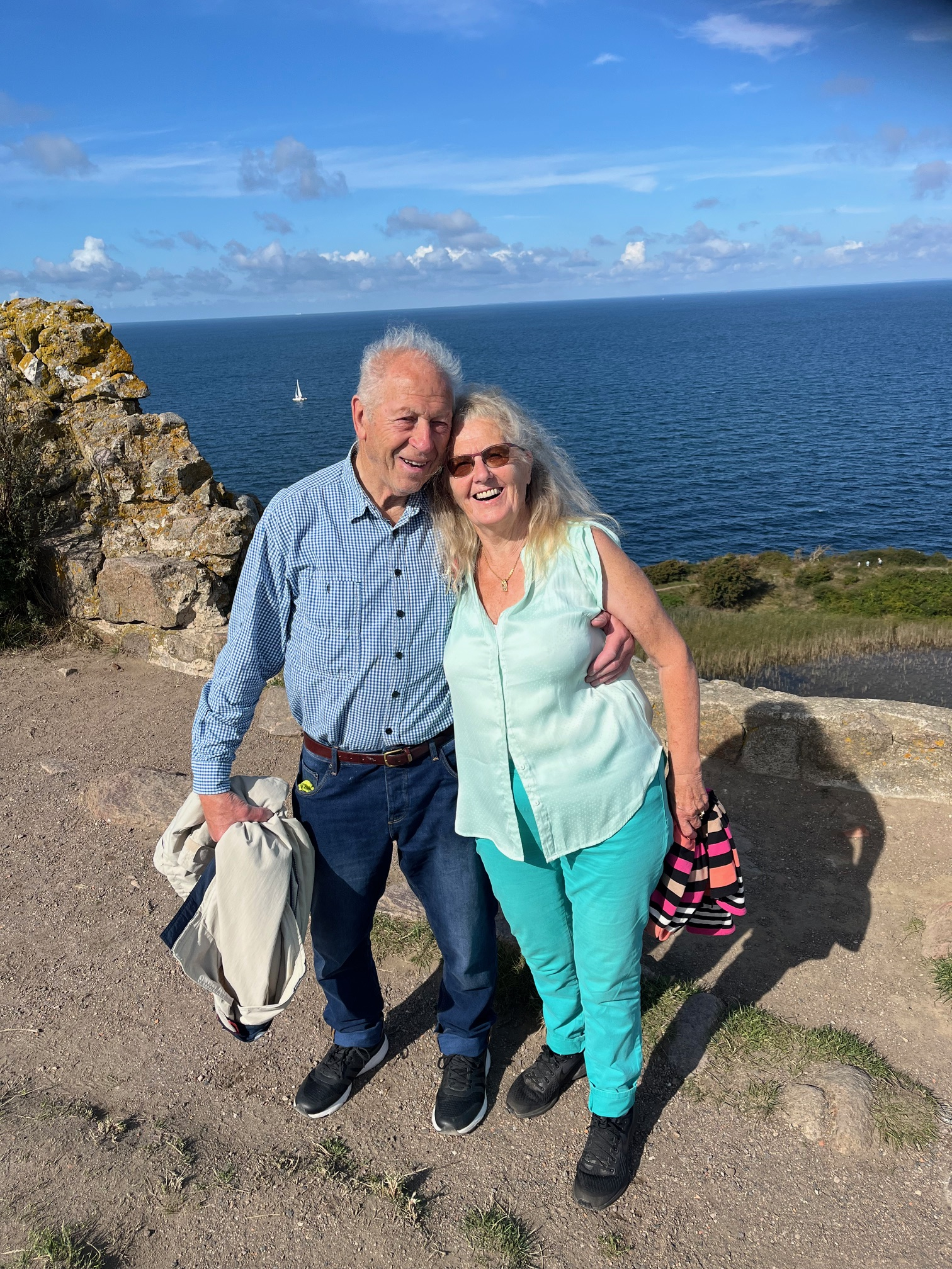 Selv om man er 83 og 87 år er der ingen problemer med at komme op på den stejle stigning ved Hammershus - sejt:-)