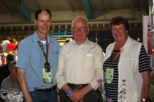 Aftenfest fredag - Rasmus Rasmussen i hyggesnak med Peter og Joan Symons, mor og søn fra Australien.