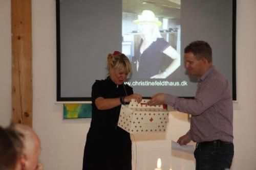 Arrangement for folkevalgte 2013 - Til slut var der gaver til Christine - og selvfølgelig hun skulle da have en fin pakke Limousinekød med hjem!
