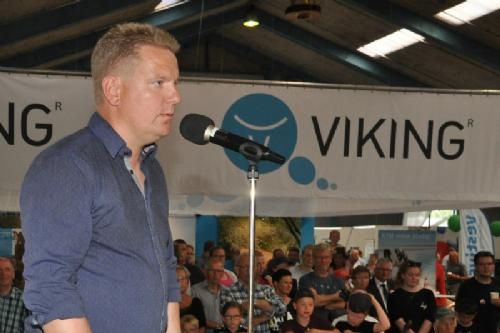 Auktion - Dansk Limousine Forenings formand, Søren Grunnet bød velkommen til auktionen og introducerede komikeren Finn Nørbygård, der skulle ”varme op” til auktionen.