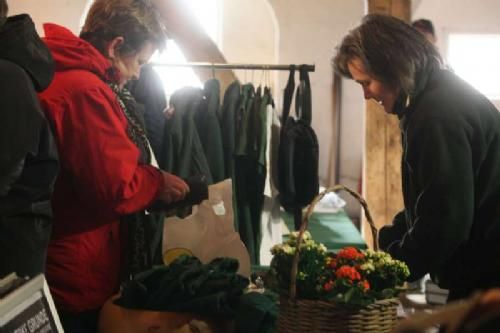 Auktionsdag 29. jan. - I Limousineboden var der også gang i handlen. Her er det Lene Thomsen (th), der ekspederer en kunde.