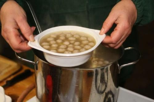 Auktionsdag 29. jan. - Og maden skottede det heller ikke på. Varmen kunne man sagtens hente i form af en portion bollesuppe. Var man ikke til suppe var der også mulighed for at købe et par Limou-knækkere at styrke sig på.