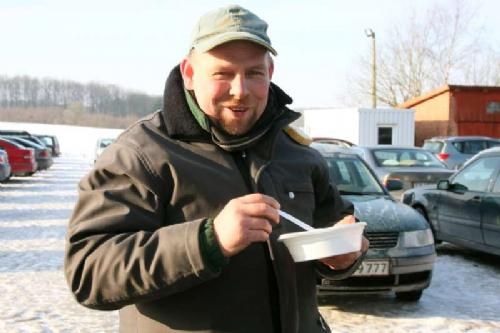 Auktionsdag 30. jan. - Parkeringsvagterne er på plads. En kold tjans, så der var taknemmelighed, da der blev bragt varm aspargssupper ud. Her er det Allan Lorentzen som nyder suppen