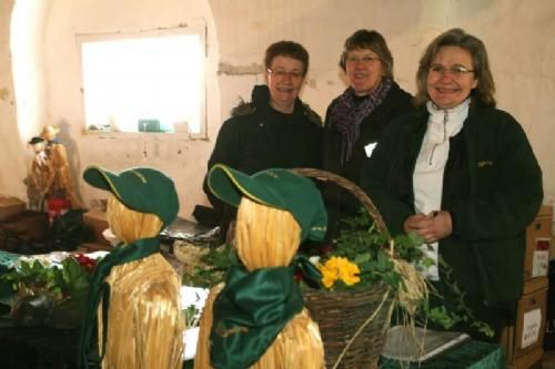 Auktionsdag 30. jan. - Limousineboden bestyret af Ingrid Christiansen (i midten)godt hjulpet af Helle Povlsen (tv.)og Lene Thomsen (th.)