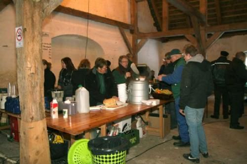 Auktionsdag 30. jan. - I den anden ende af laden var der gang i Dortes køkken og de mange hjælpere. Flot arbejde af alle!
