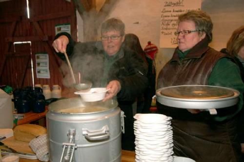 Auktionsdag 30. jan. - Eksempelvis en aspargessuppe udelukkende kogt på Limousine okseben. Her serveret af Margit Egsgaard og Ingrid Vinding