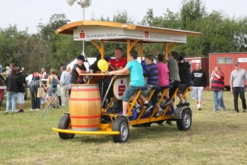 Aulum Dyrskue - De er opfindsomme i Vestjylland. Et yderst praktisk køretøj! En pedaldreven, rullende ølbar. Så kan man da få en øl for sine anstrengelser!