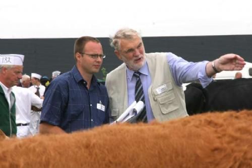 Aulum Dyrskue - Dommer blandt kødkvæg var Morten Ege Thomsen (th) med undtagelse af Stig Bjerregaard hos Charolais, som dog ikke er repræsenteret på dette billede.